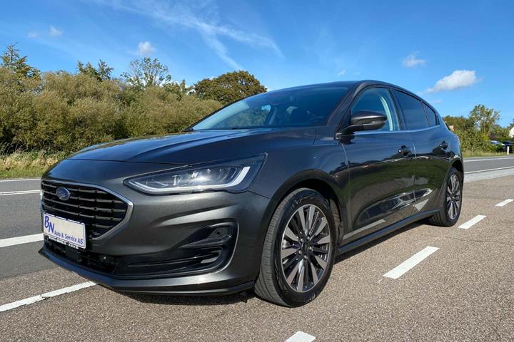 Grå Ford Focus fra 2022 set udefra