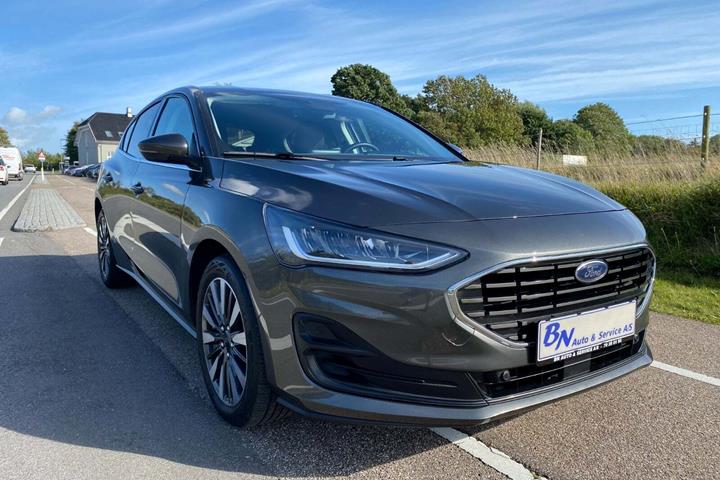 Grå Ford Focus fra 2022 set udefra