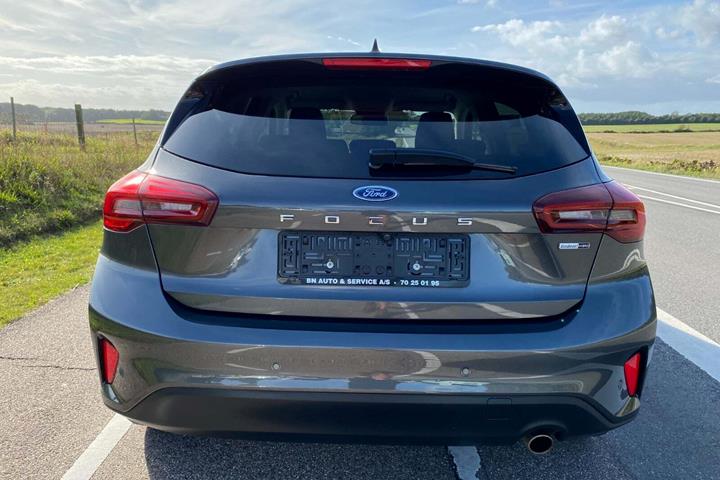 Grå Ford Focus fra 2022 set udefra