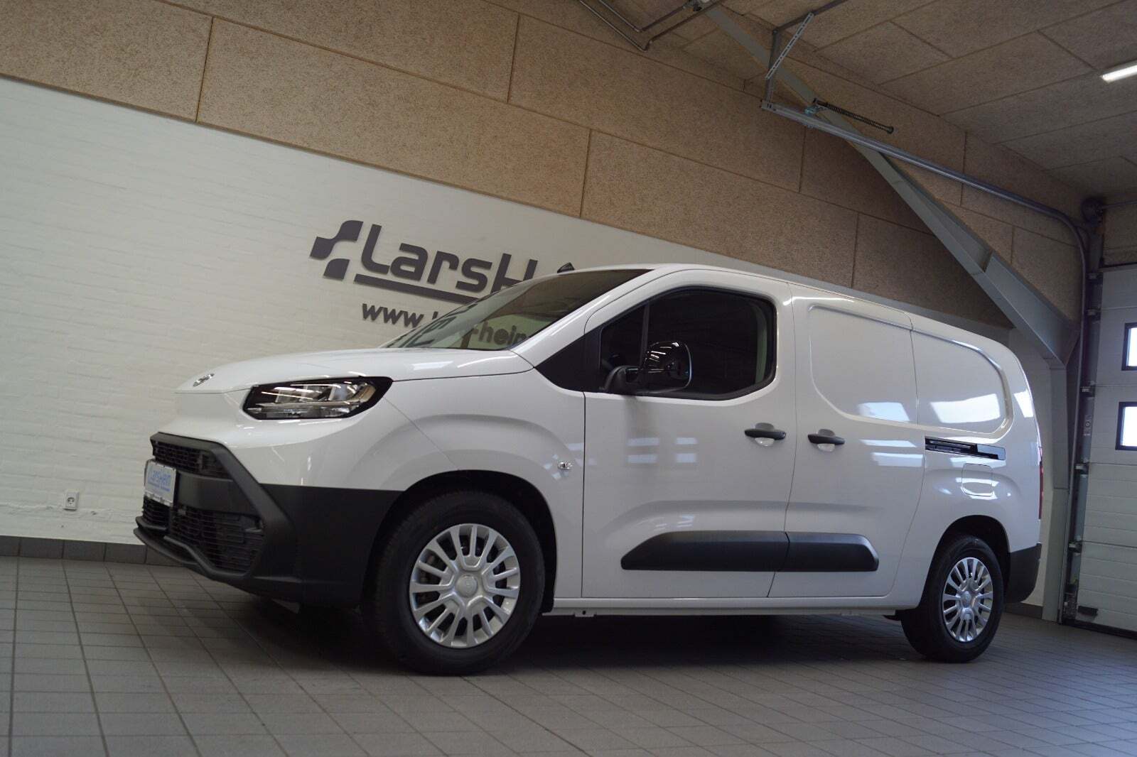 Hvid Toyota ProAce City fra 2025