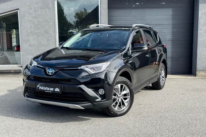 Grå Toyota RAV4 fra 2018 set udefra
