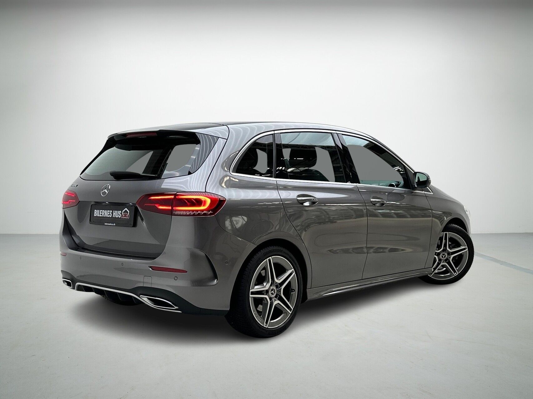 Grå Mercedes B200 fra 2020