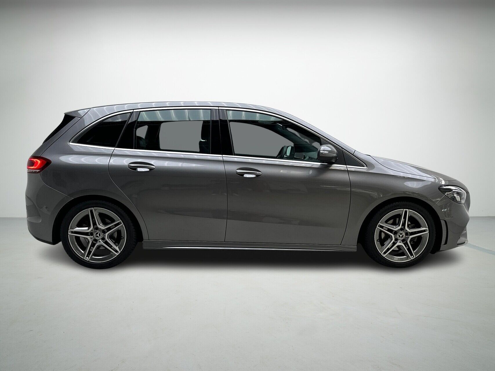 Grå Mercedes B200 fra 2020