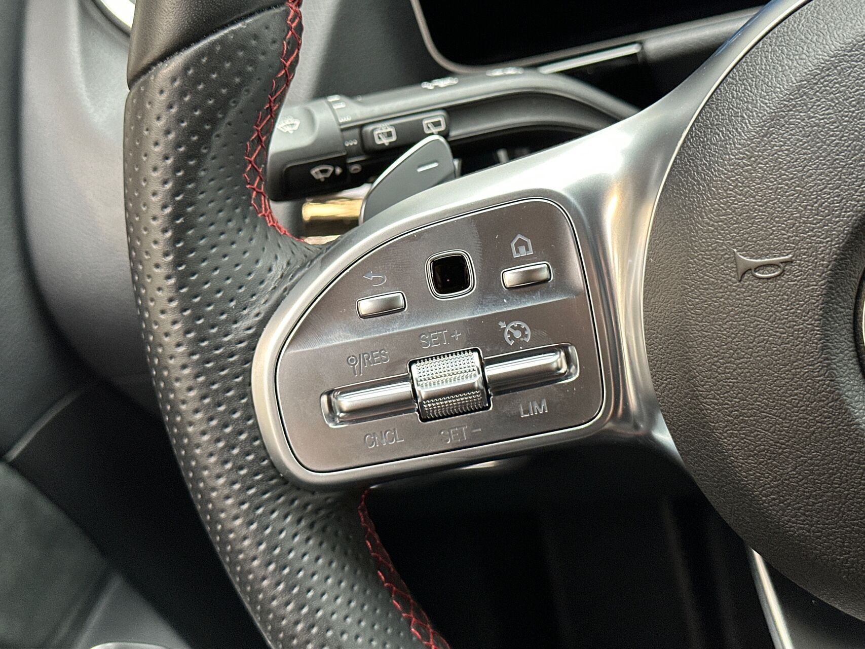 Grå Mercedes B200 fra 2020