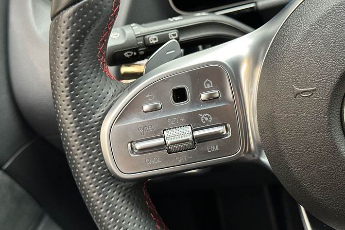 Grå Mercedes B200 fra 2020