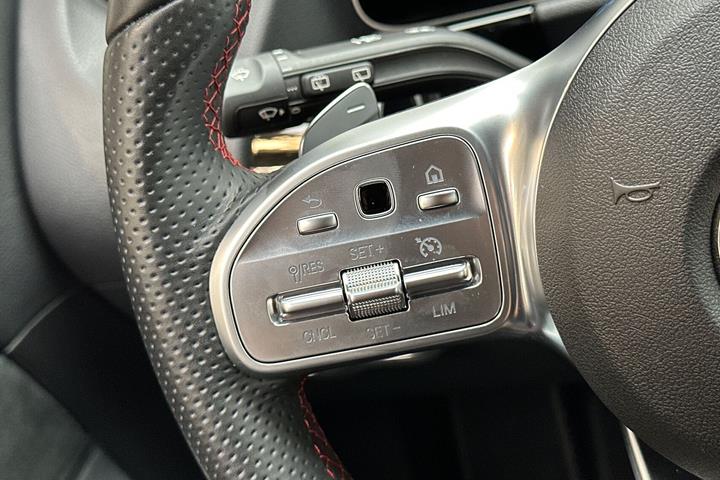Grå Mercedes B200 fra 2020
