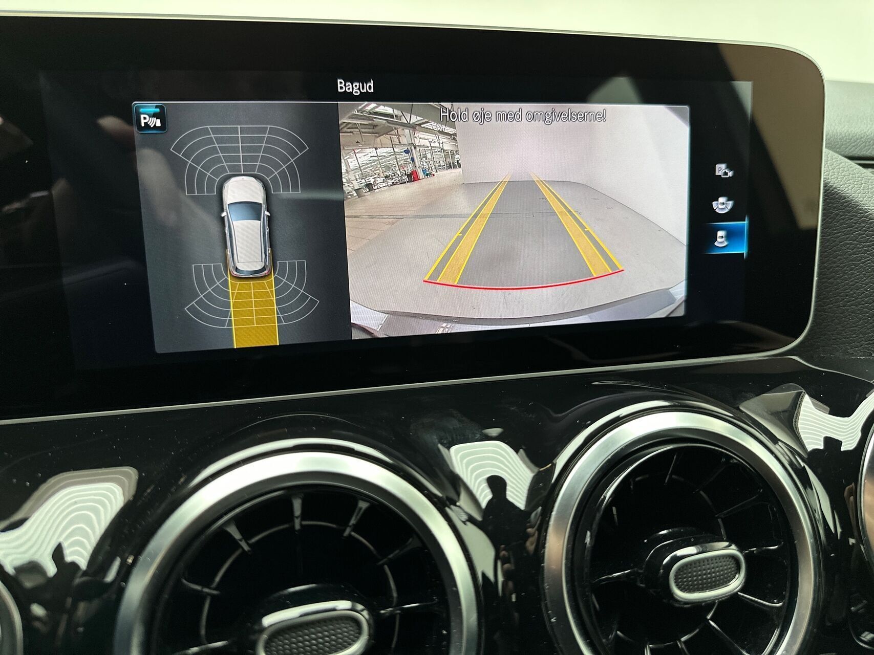 Grå Mercedes B200 fra 2020