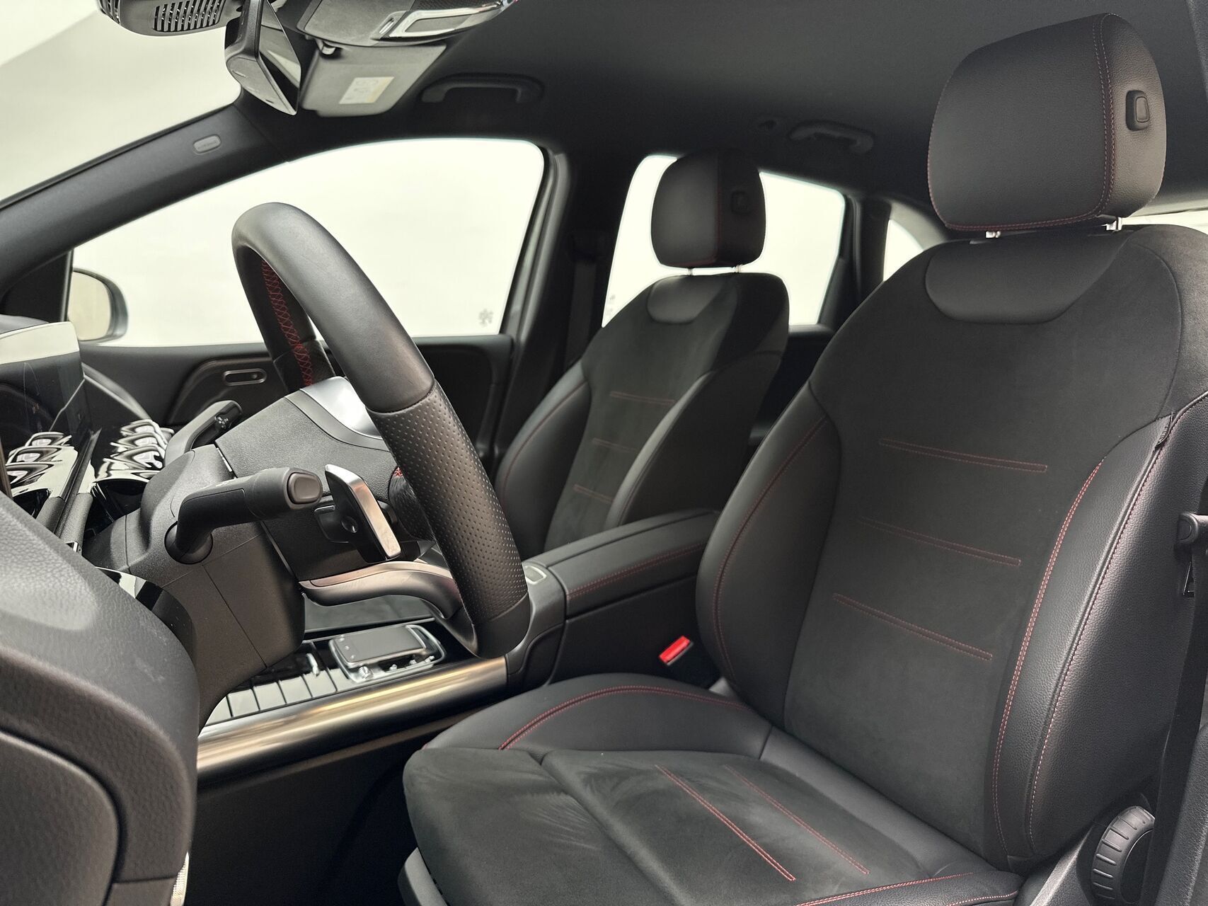 Grå Mercedes B200 fra 2020
