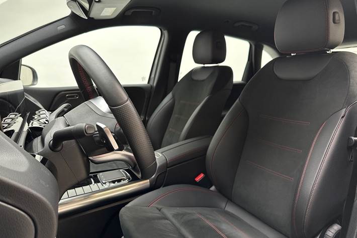 Grå Mercedes B200 fra 2020
