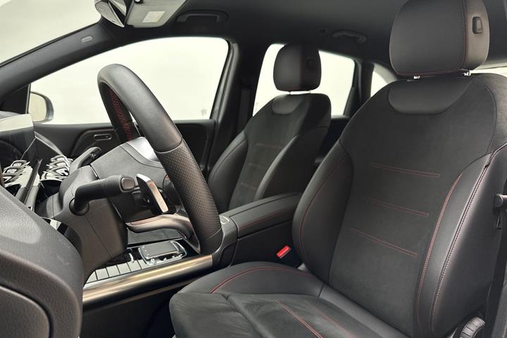 Grå Mercedes B200 fra 2020