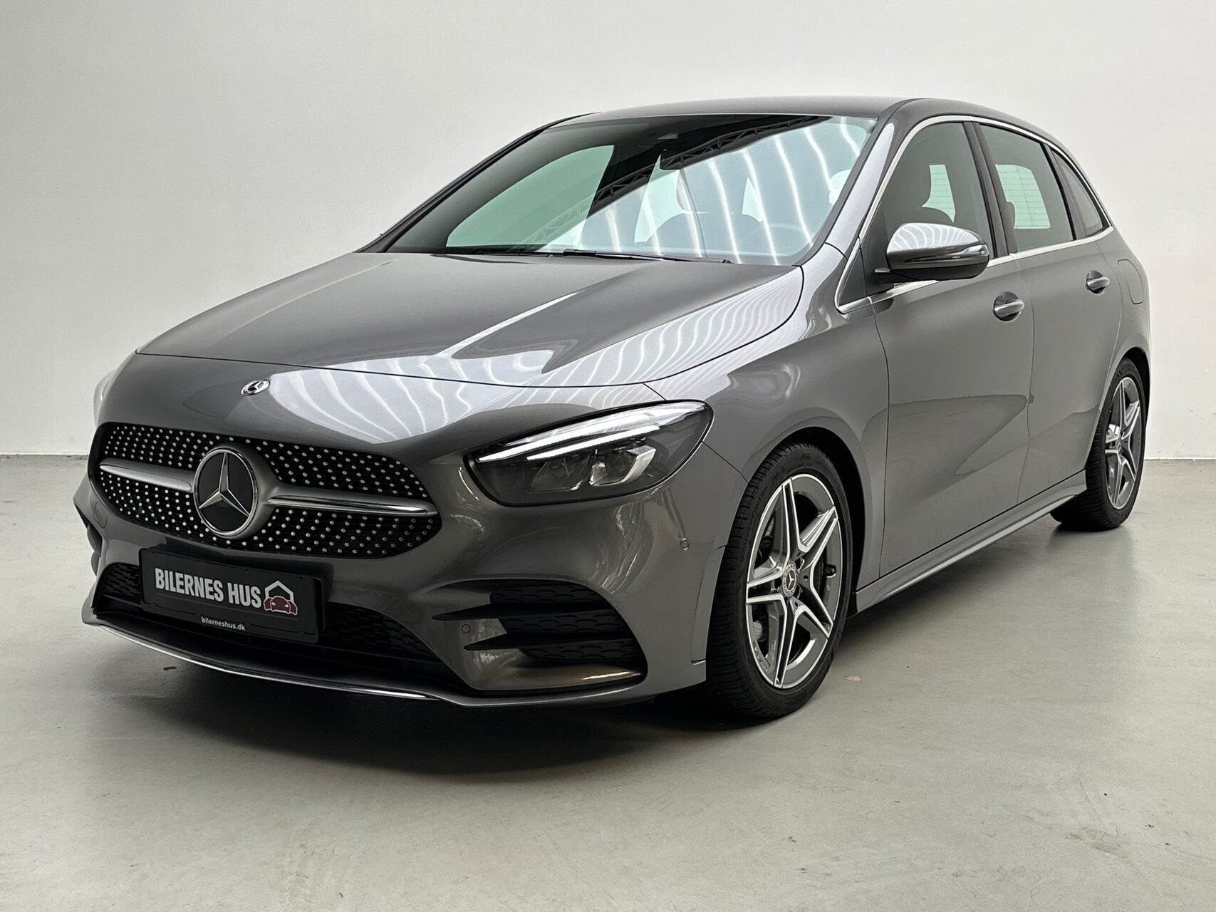 Grå Mercedes B200 fra 2020