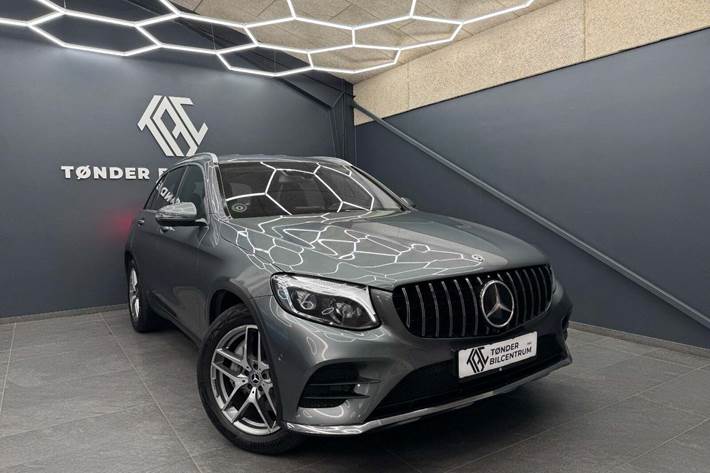 Grå Mercedes GLC350 d fra 2018 set udefra