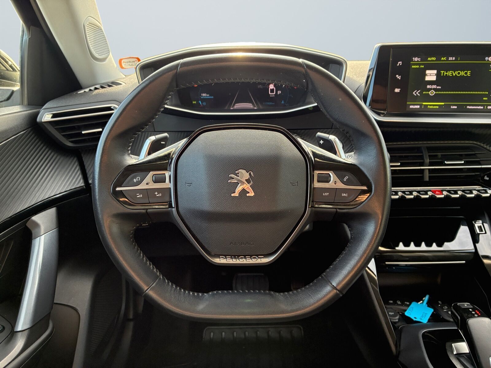 Beige Peugeot 2008 fra 2020
