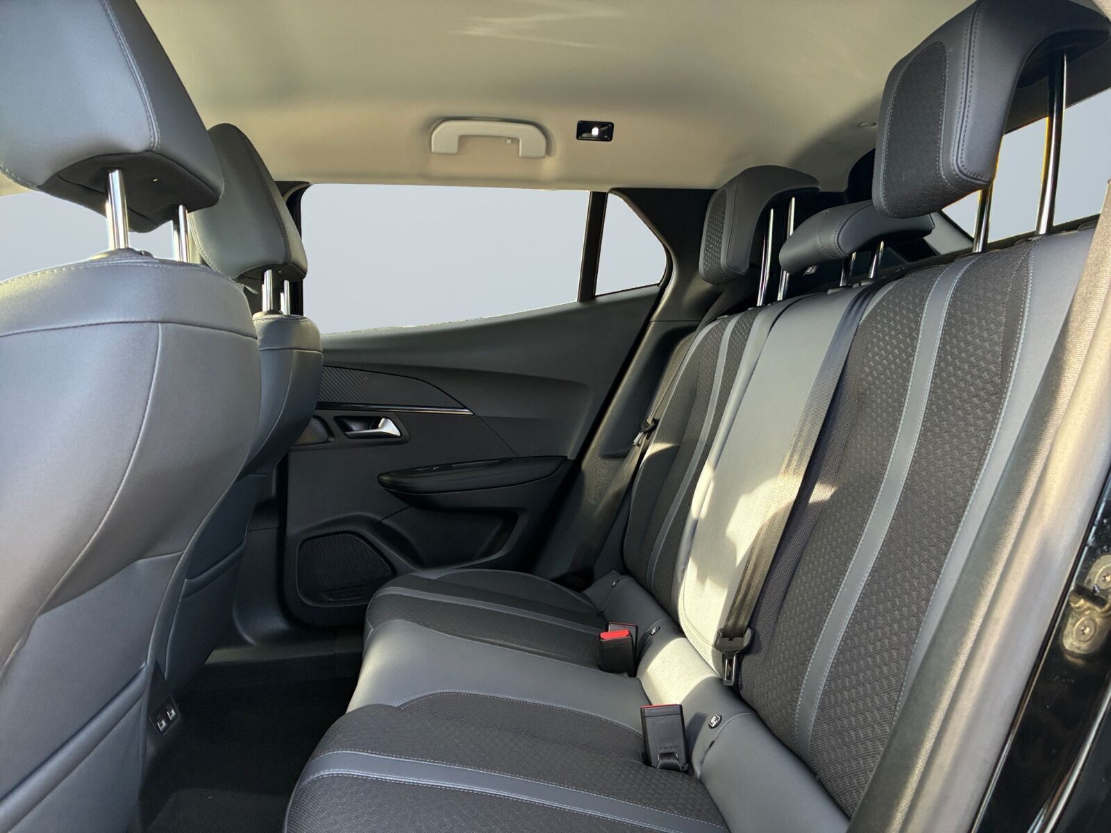 Beige Peugeot 2008 fra 2020