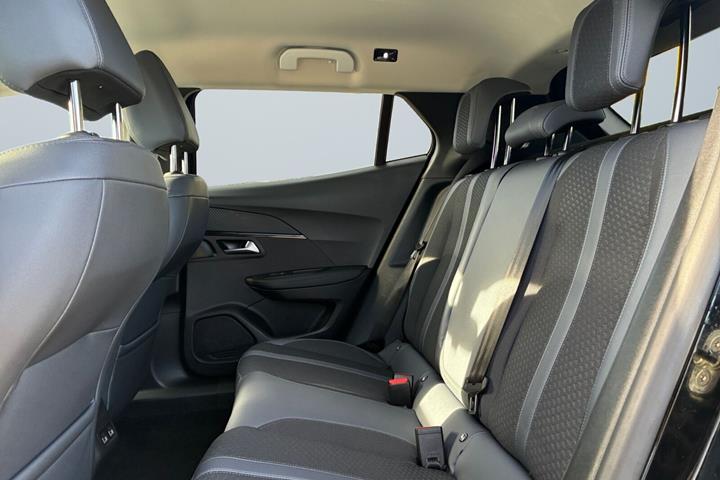 Beige Peugeot 2008 fra 2020