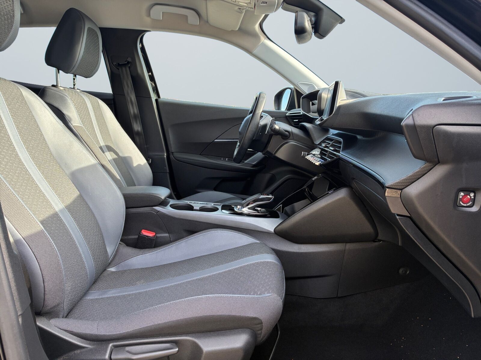 Beige Peugeot 2008 fra 2020