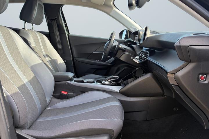 Beige Peugeot 2008 fra 2020