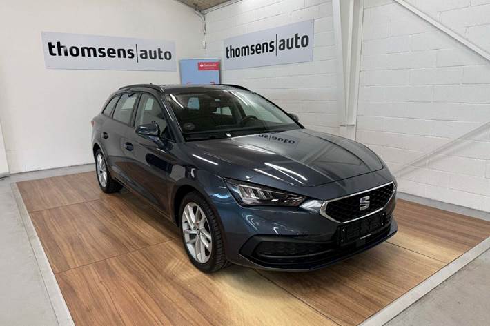 Grå Seat Leon fra 2021 set udefra