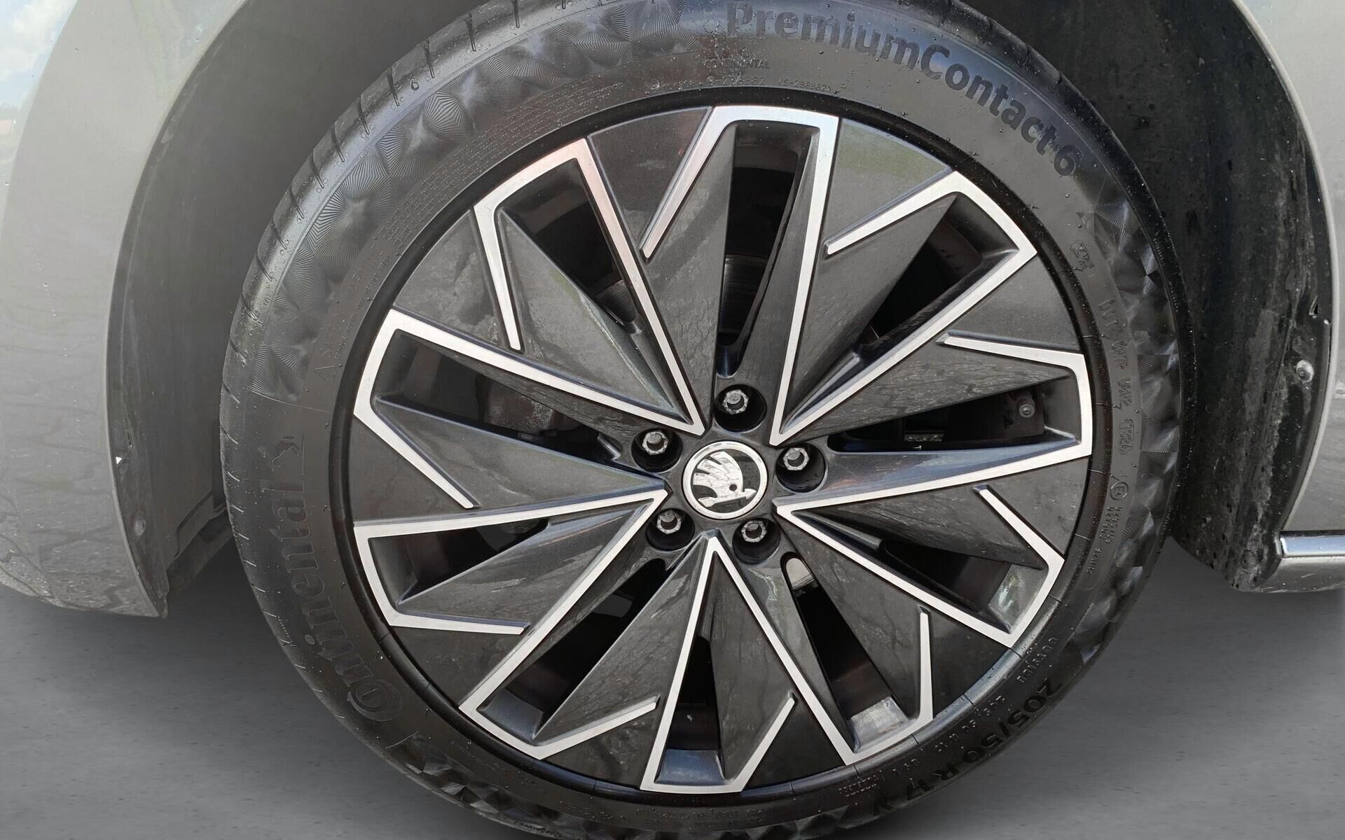 Grå Skoda Scala fra 2023