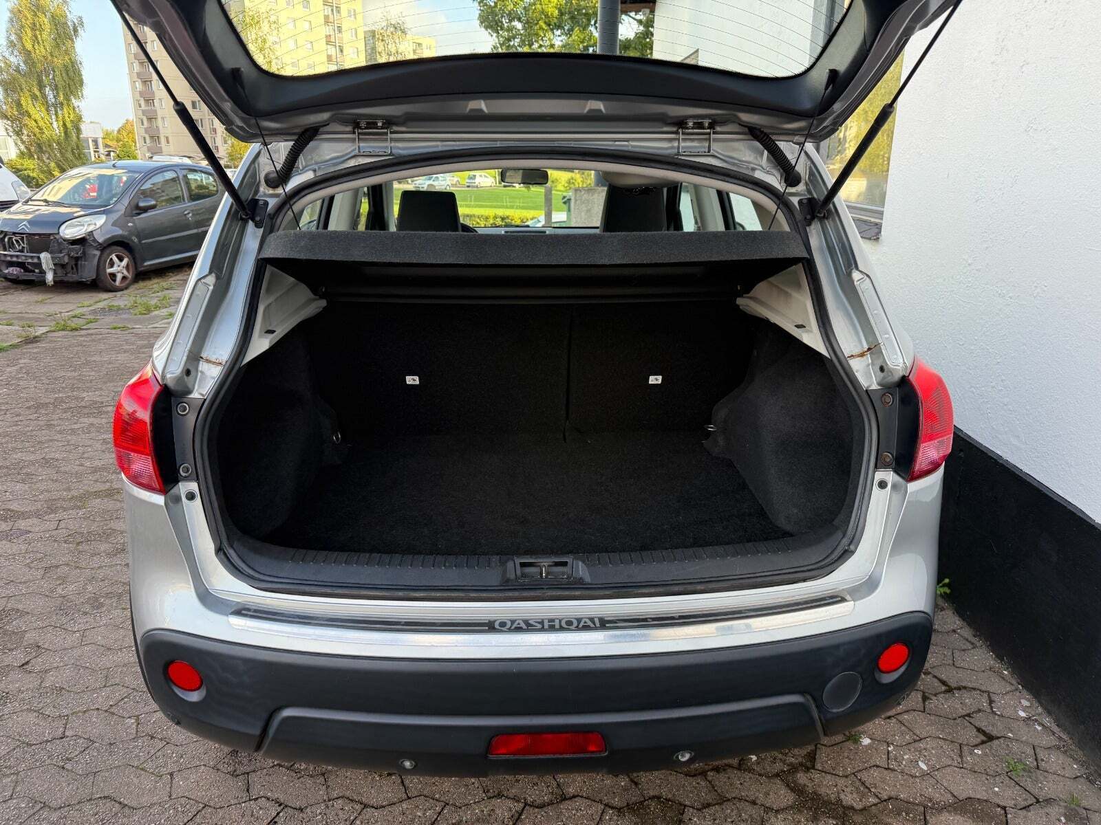 Sølv Nissan Qashqai fra 2009