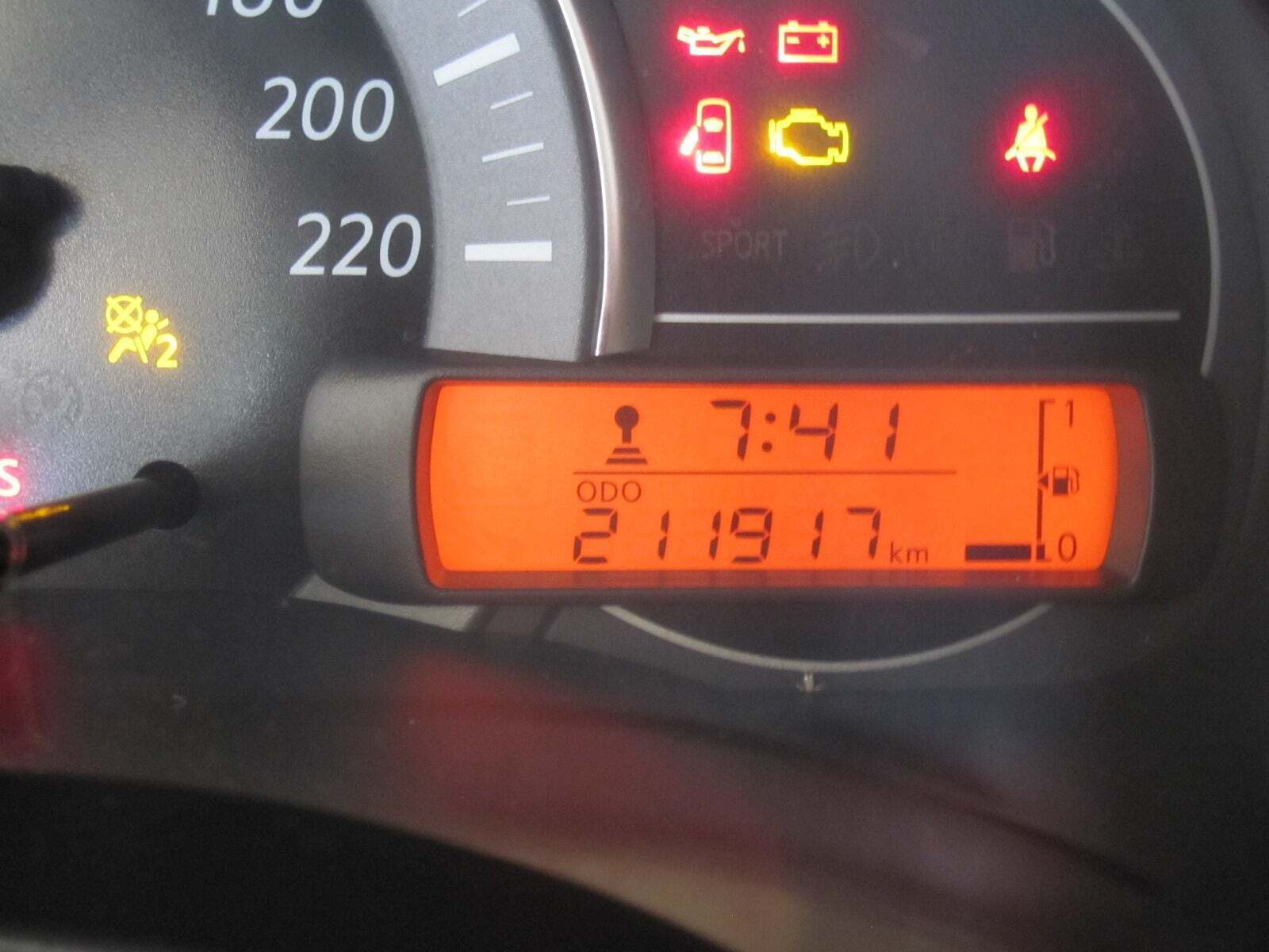 Grå Nissan Micra fra 2013