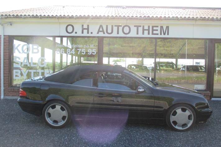 Sort Mercedes CLK230 fra 1999 set udefra
