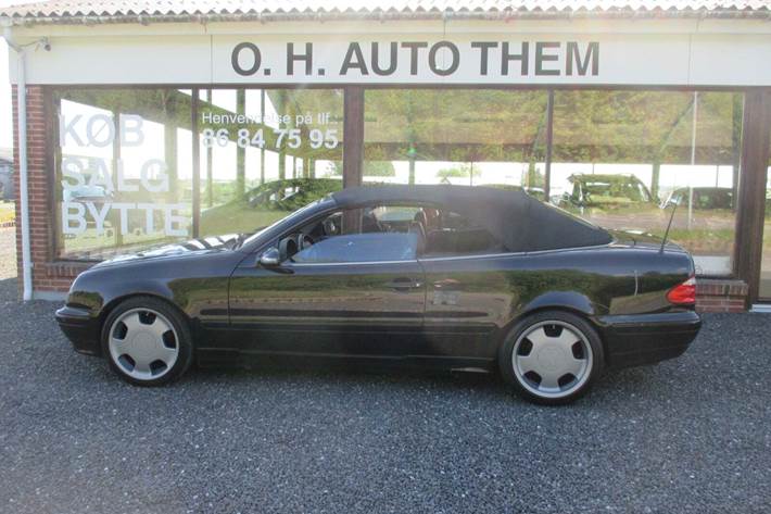 Sort Mercedes CLK230 fra 1999 set udefra