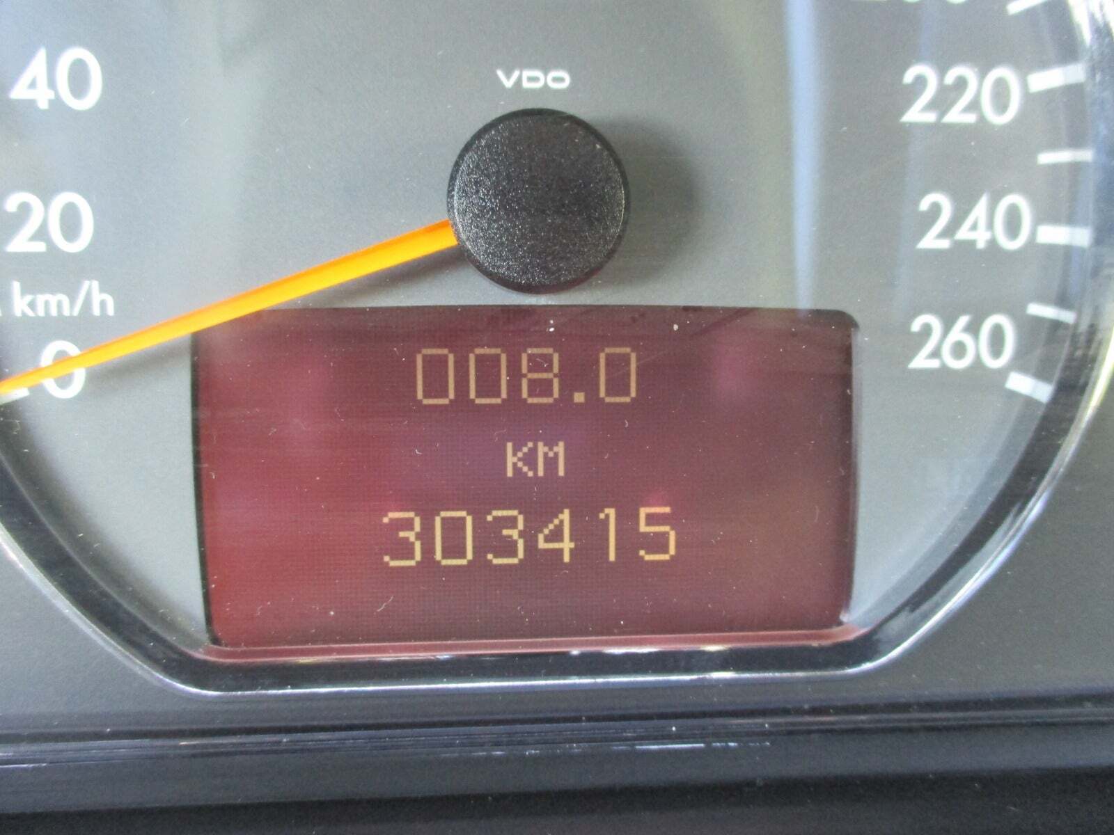 Sort Mercedes CLK230 fra 1999 set indefra