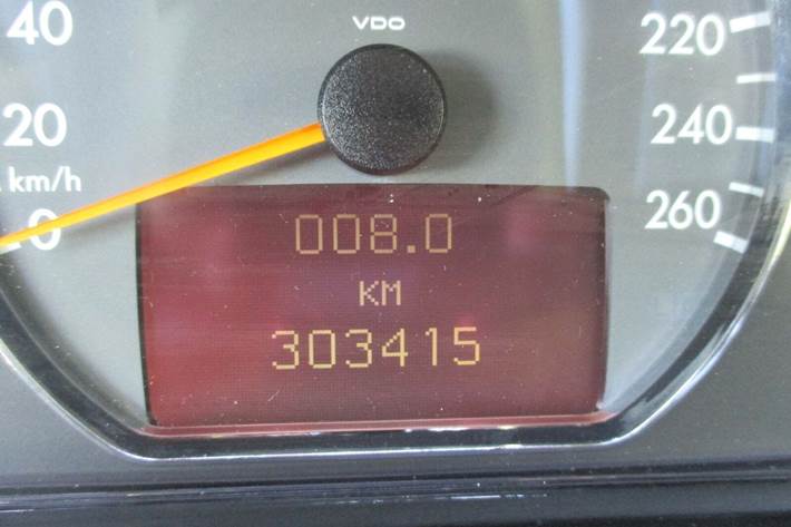 Sort Mercedes CLK230 fra 1999 set indefra