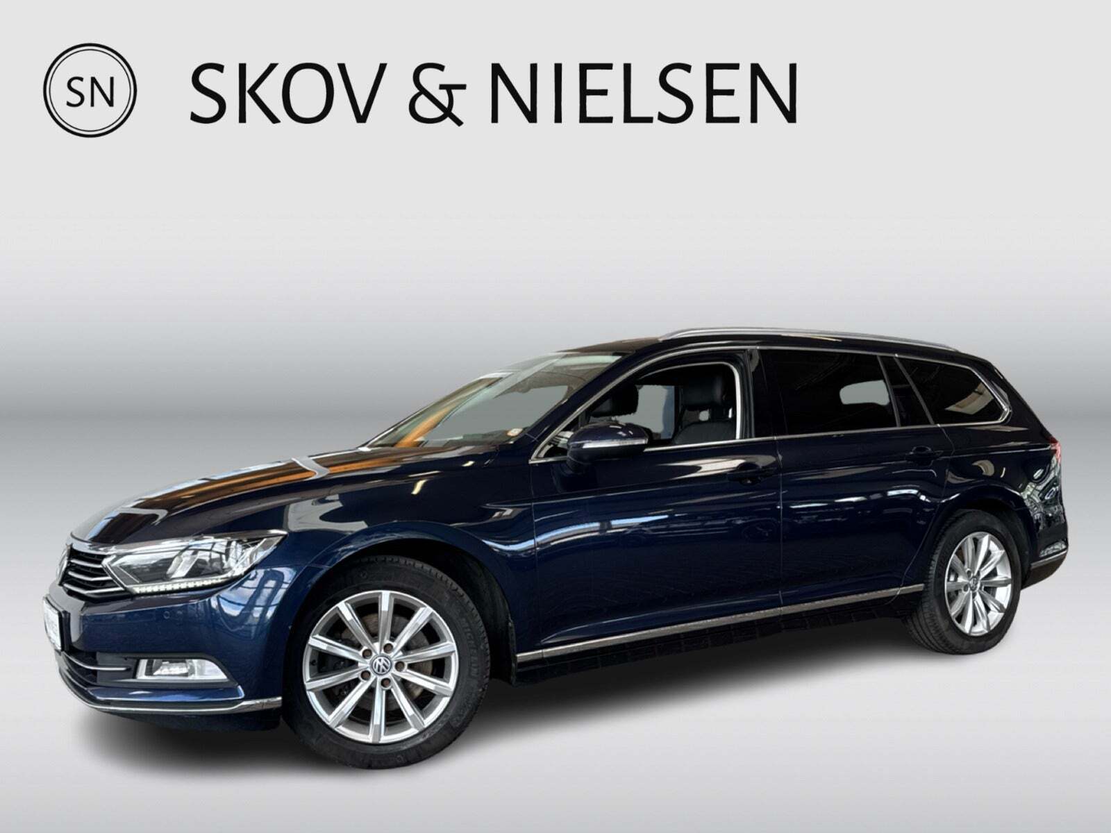 Blå VW Passat fra 2017 set udefra