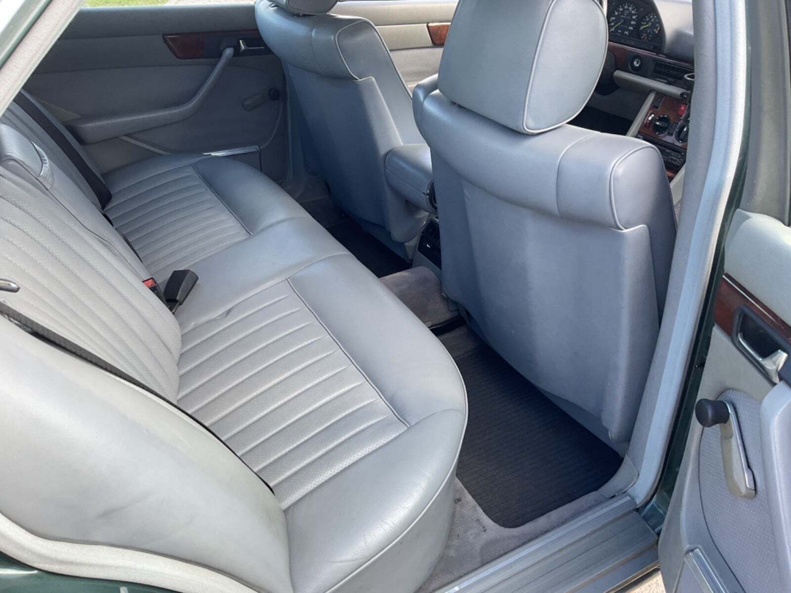 Grøn Mercedes 300 SE fra 1987 set indefra