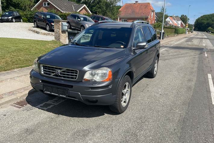 Grå Volvo XC90 fra 2007 set udefra