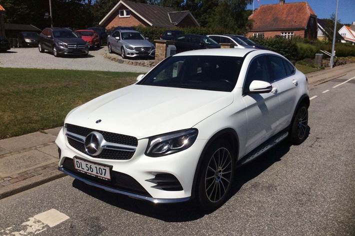 Hvid Mercedes GLC350 d fra 2017 set udefra