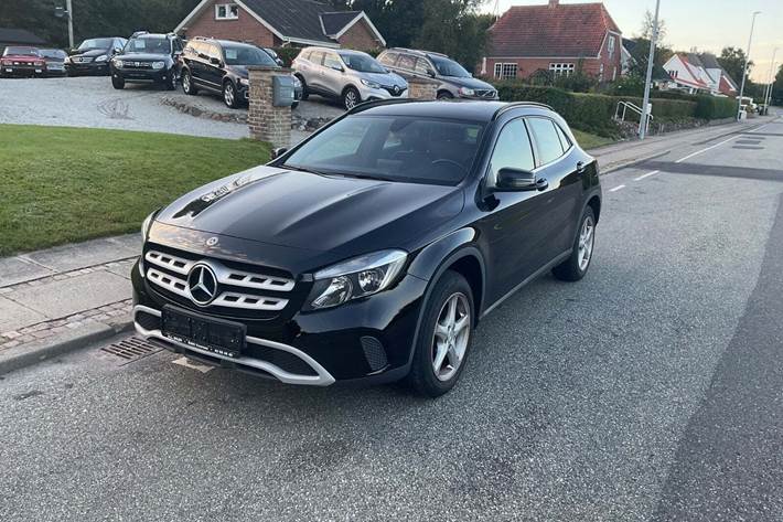Sort Mercedes GLA200 d fra 2018 set udefra