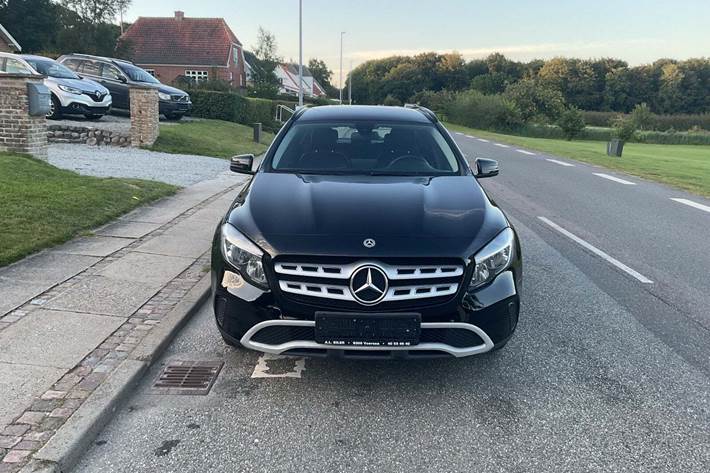 Sort Mercedes GLA200 d fra 2018 set udefra