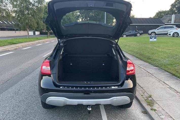 Sort Mercedes GLA200 d fra 2018 set udefra