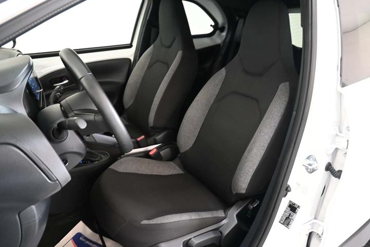 Hvid Toyota Aygo X fra 2024 set indefra
