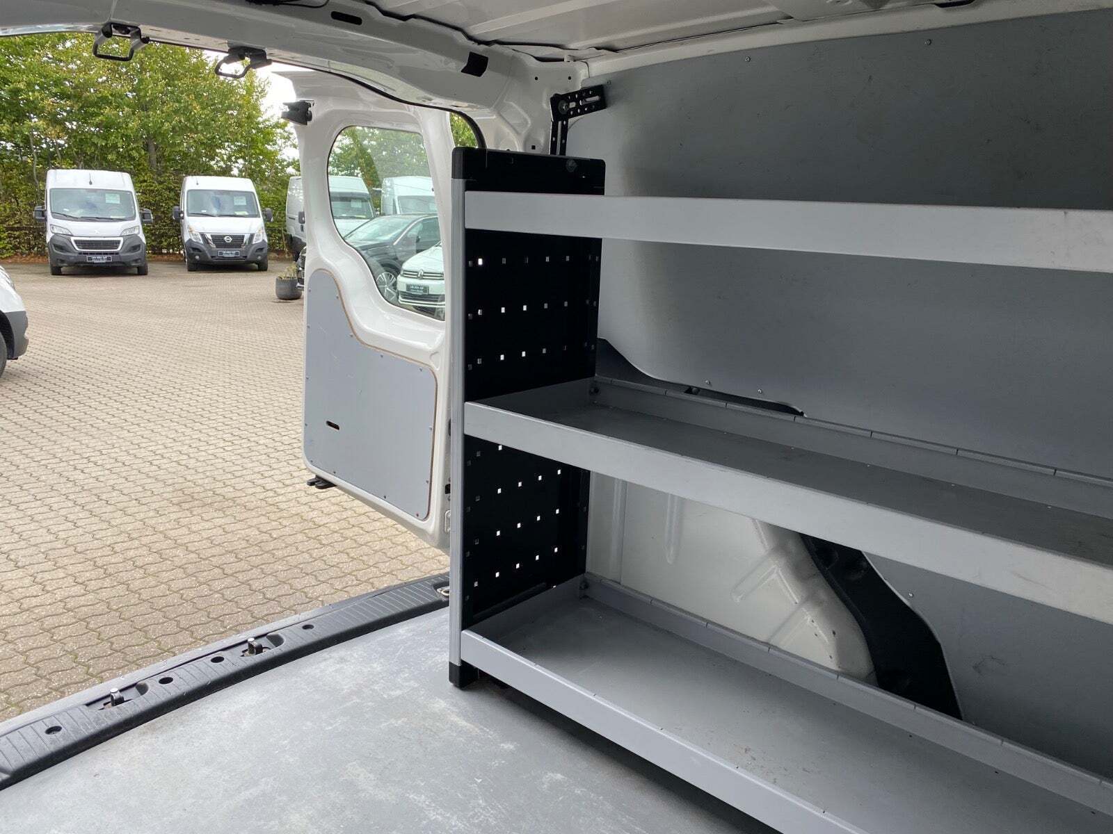 Hvid VW Caddy fra 2021 set udefra