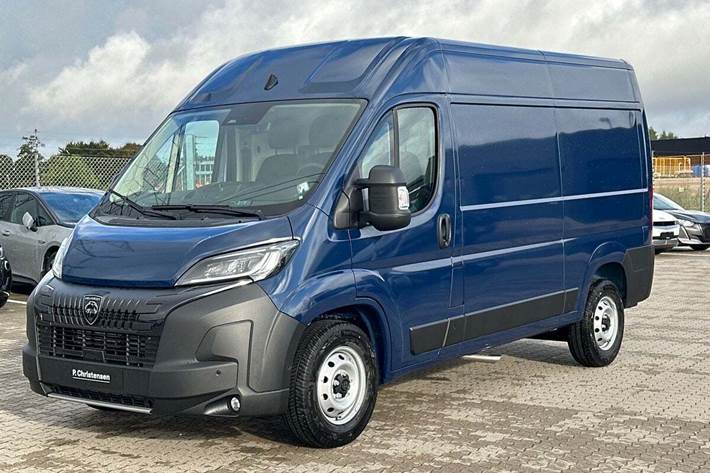 Blå Peugeot Boxer 335 fra 2025 set udefra