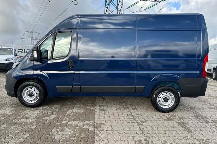 Blå Peugeot Boxer 335 fra 2025
