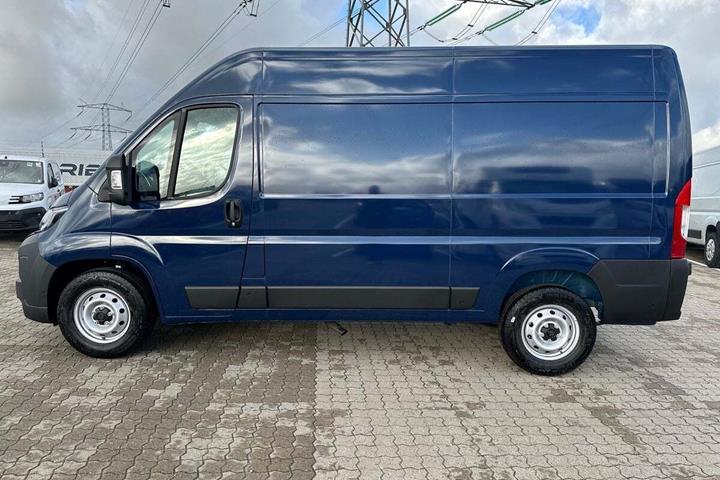 Blå Peugeot Boxer 335 fra 2025