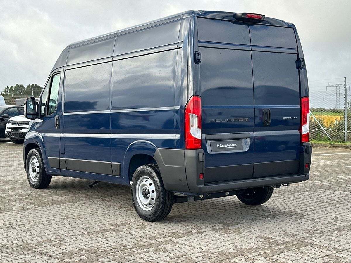 Blå Peugeot Boxer 335 fra 2025