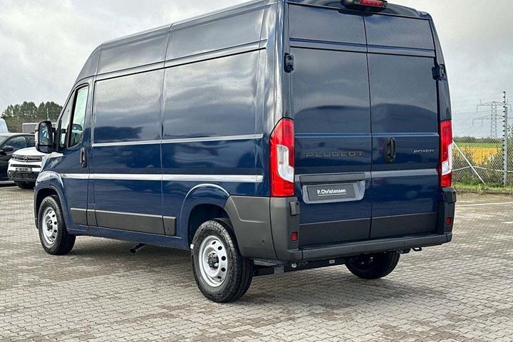 Blå Peugeot Boxer 335 fra 2025