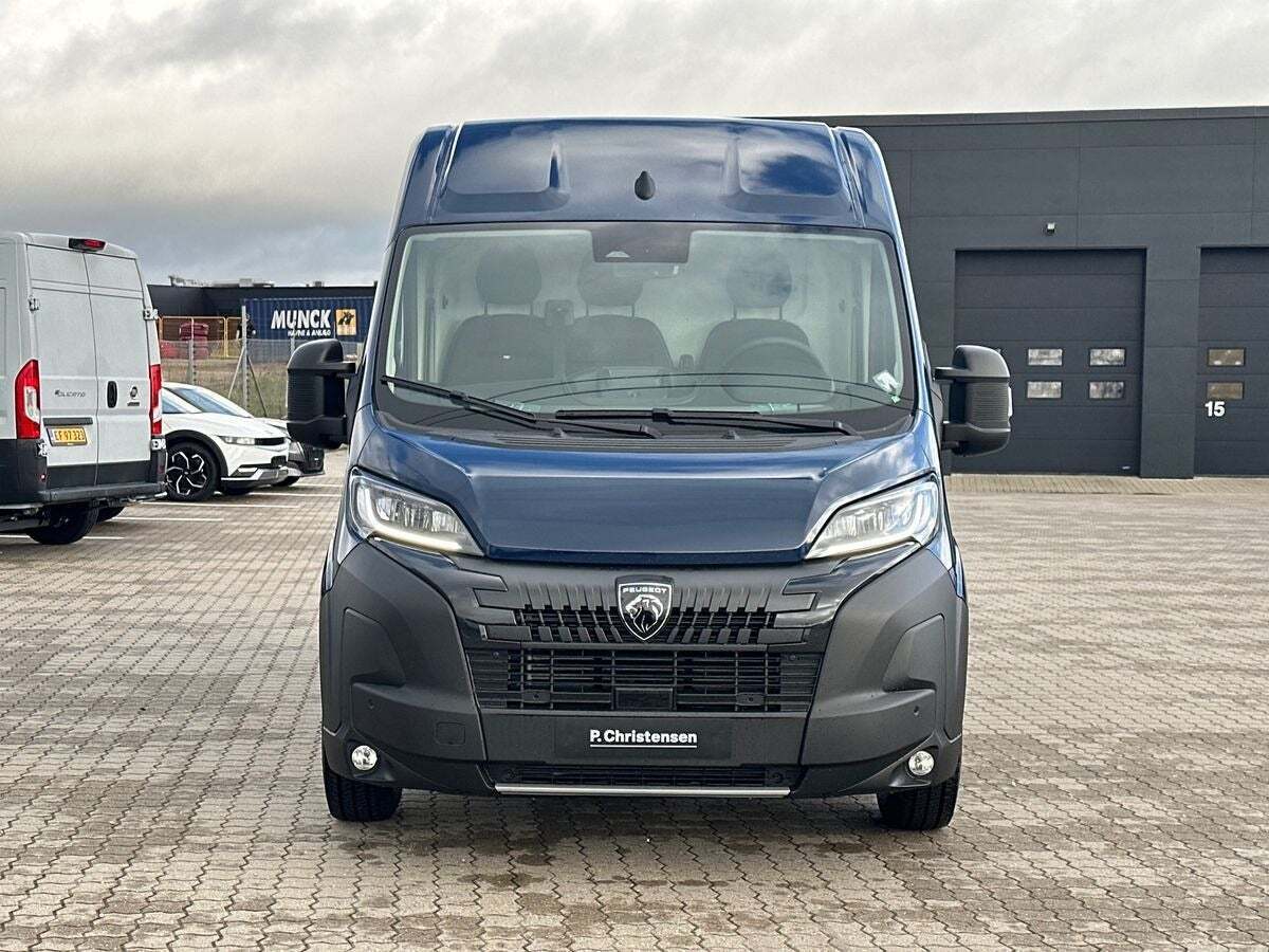 Blå Peugeot Boxer 335 fra 2025