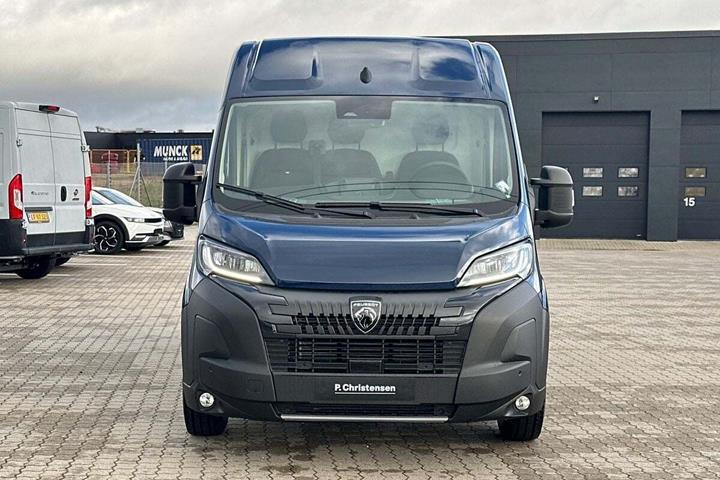 Blå Peugeot Boxer 335 fra 2025