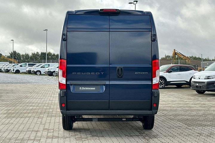 Blå Peugeot Boxer 335 fra 2025