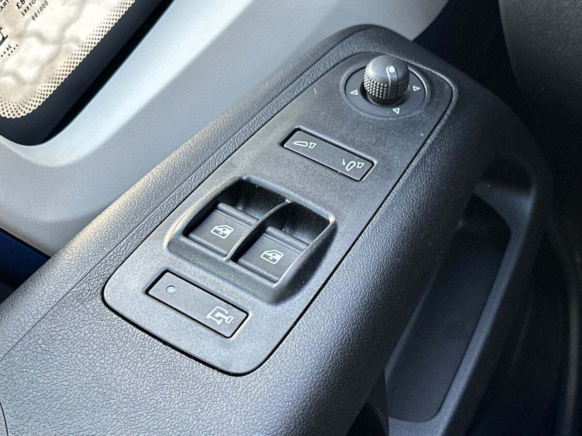 Blå Peugeot Boxer 335 fra 2025