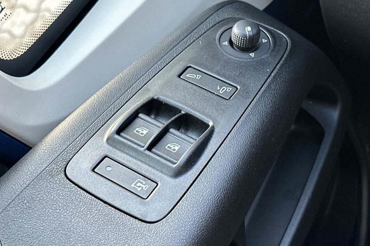 Blå Peugeot Boxer 335 fra 2025