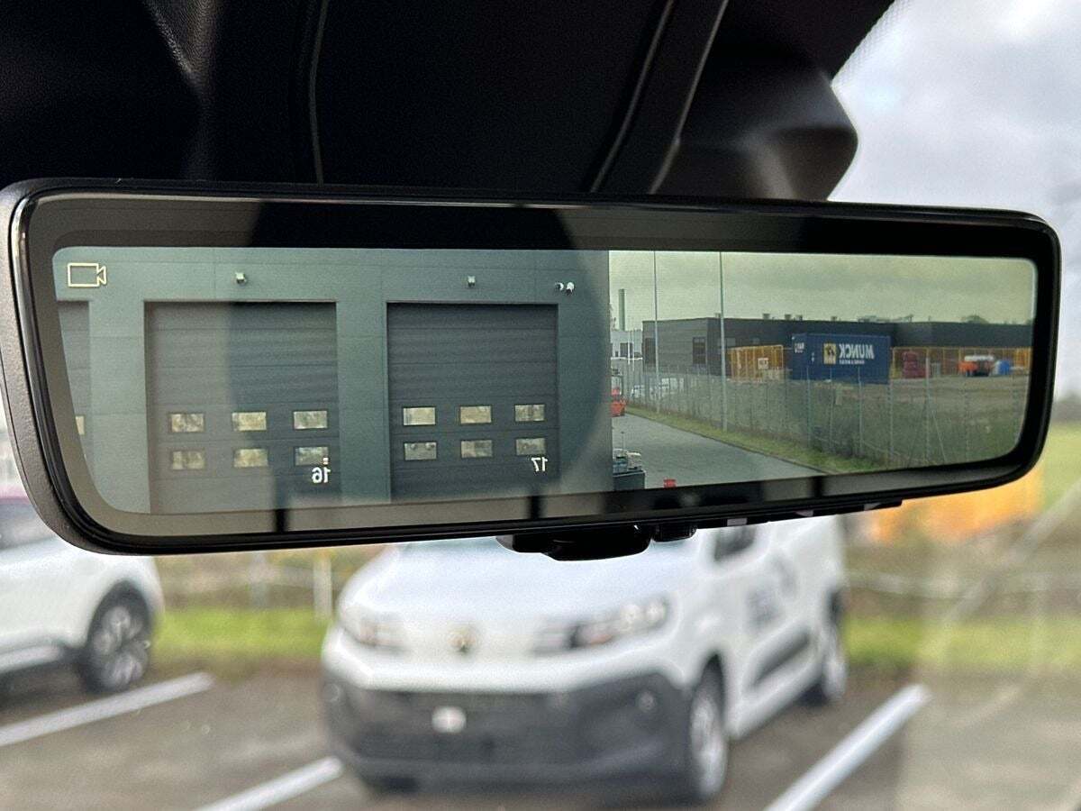 Blå Peugeot Boxer 335 fra 2025