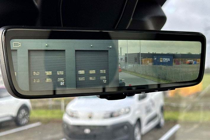 Blå Peugeot Boxer 335 fra 2025